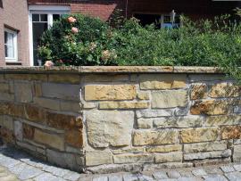 Obernkirchener Sandstein® Mauerabdeckung bossiert